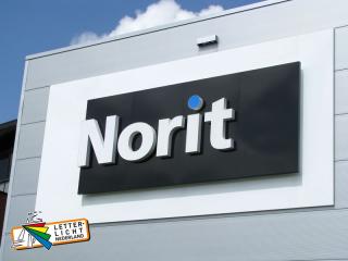 LED lichtbakken letters voorzien van twee grote achterplaten